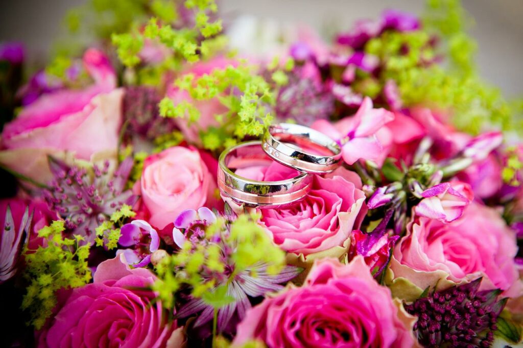 Eheringe auf Blumen Verlorenen Ehering finden Tipps und Tricks
