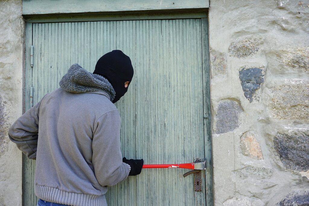 Einbruch Mann Dieb 12 Tipps gegen Einbrecher